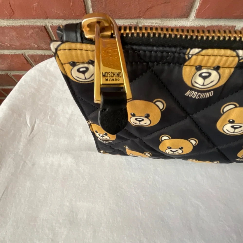 •Moschino “Ready 2 Bear”Teddy Bear Quilted Wristlet Clutch Cosmetic Bag